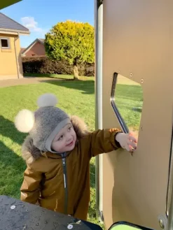 Beca lekehus med vindu og lekepanel