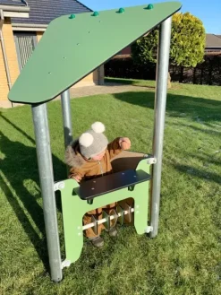 Ben lite lekehus med lekepanel