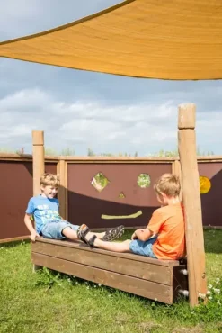 Benk med oppbevaringskasse i robinia