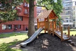 Core lekehus på en kolle