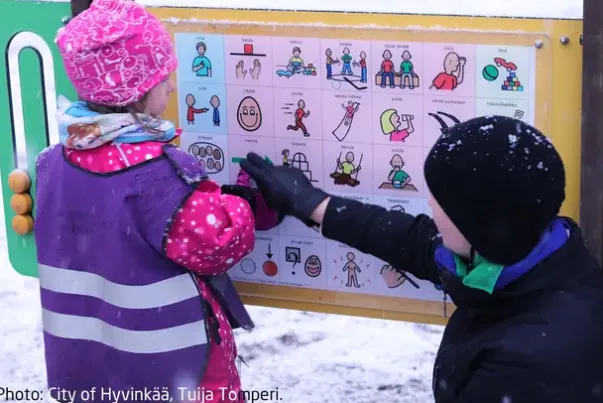 Finno Kommunikasjons-sted med tavle