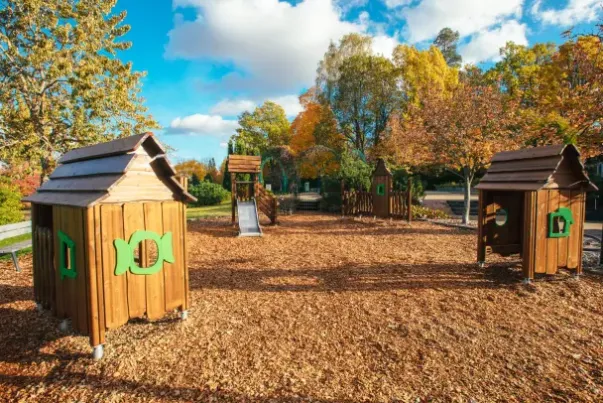 Flora lekehus lite brun