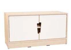 Hedda S reol med hvite dører og hjul