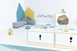 Hedda S reol med hvite dører og hjul