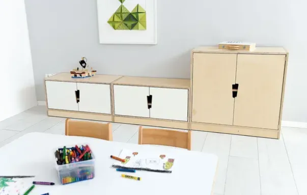 Hedda S reol med hvite dører og hjul