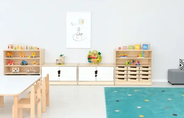 Hedda S reol med hvite dører og hjul