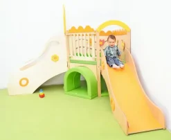 Liten lekehjørne med trapp og sklie