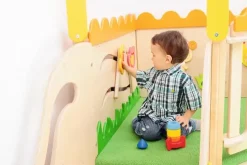 Liten lekehjørne med trapp og sklie