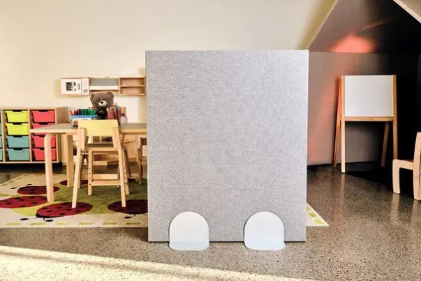 Lydabsorberende skillevegg grå