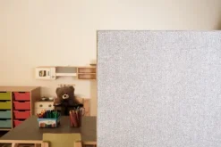 Lydabsorberende skillevegg grå