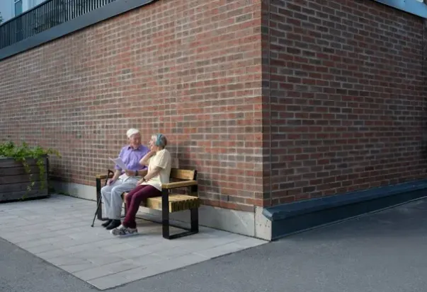 Momentum benk med rygg og armlener