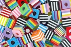 Plastperler stripete terninger