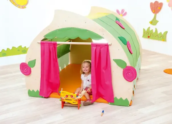 Stort lekehus med blomster