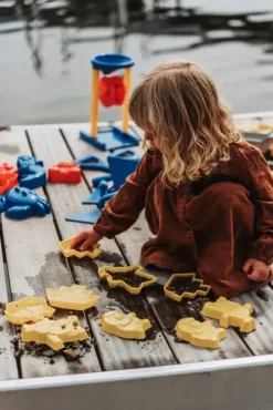 Stort sandsett med kjøretøy