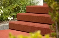 Støtdempende trappetrinn