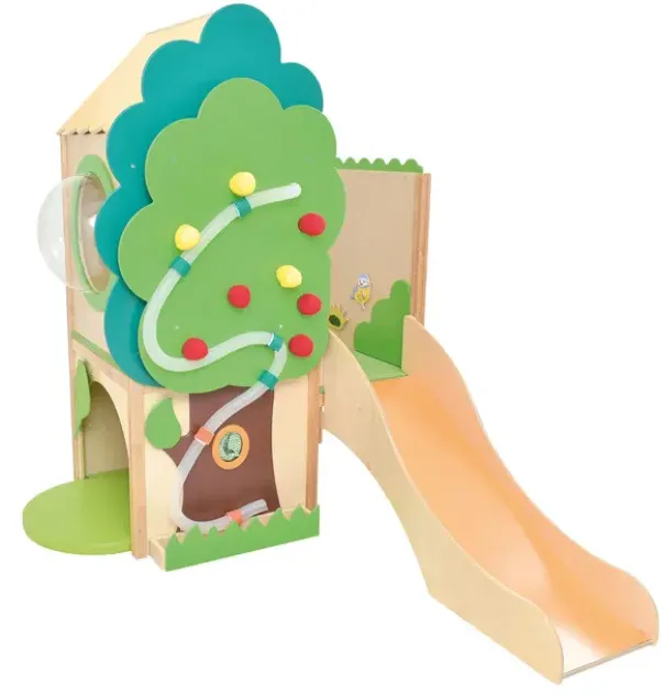 Trehuset med trapp og sklie