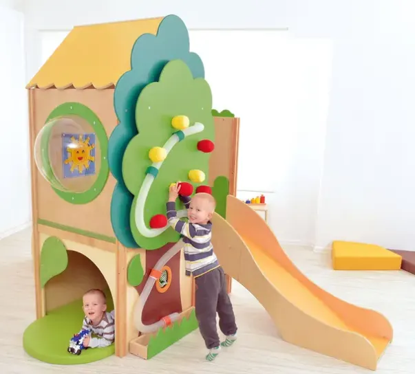 Trehuset med trapp og sklie