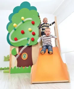 Trehuset med trapp og sklie