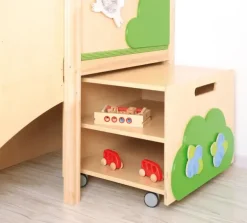 Trehuset med trapp og sklie