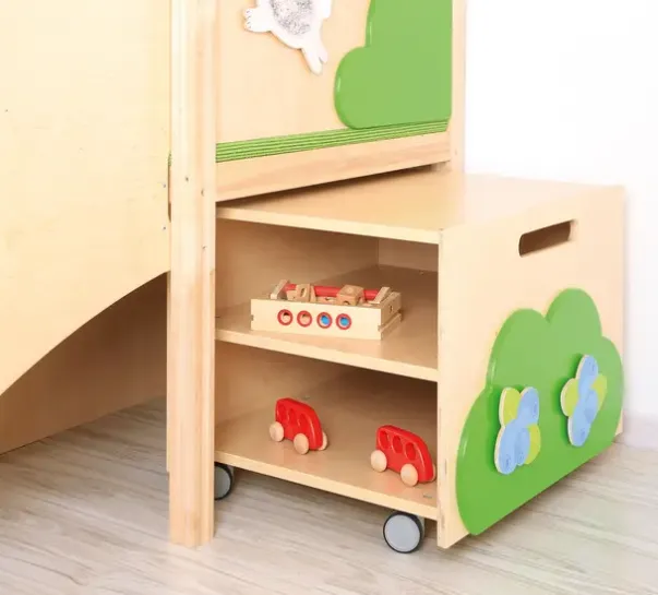 Trehuset med trapp og sklie