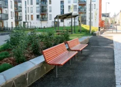 Yarden benk med ryggstøtte