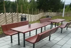 Yarden benk med ryggstøtte